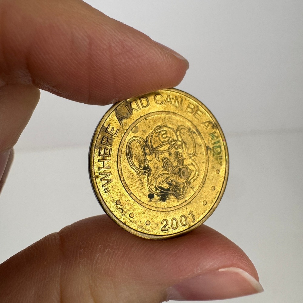 Vtg 2001 Gold Brass Chuck E Cheese Arcade Game Collectible Coin Nostalgia